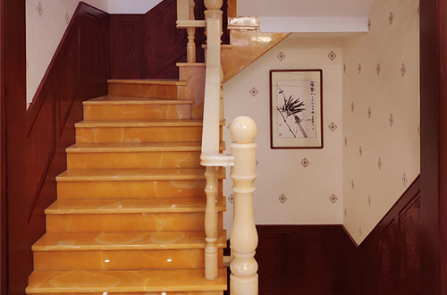 库尔勒中式别墅室内汉白玉石楼梯的定制安装装饰效果